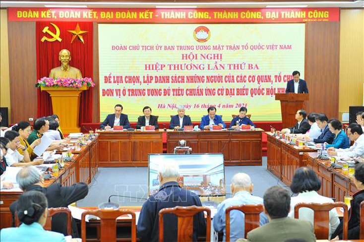 Bỏ phiếu chốt danh sách người ứng cử đại biểu Quốc hội và HĐND tỉnh Hải Dương nhiệm kỳ 2021-2026. Ảnh: Mạnh Tú/TTXVN