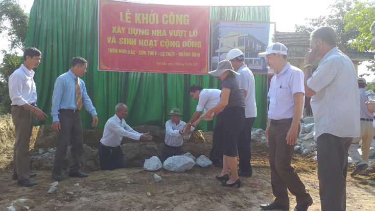 Các đại biểu cùng bà con bỏ móng khởi công xây nhà vượt lũ và sinh hoạt cộng đồng thôn Ngô Bắc