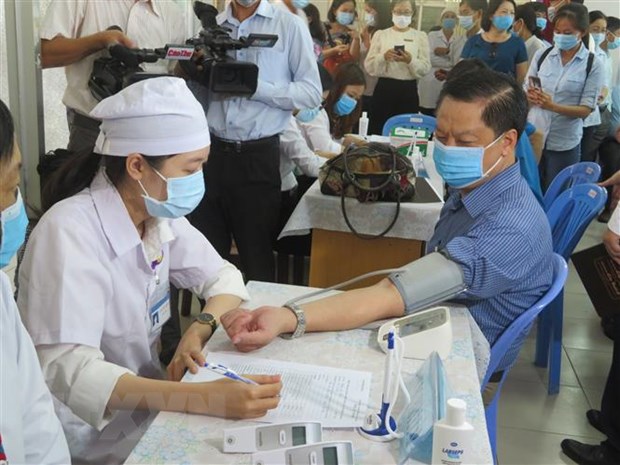  Đo huyết áp, sàng lọc trước tiêm vaccine tại Cần Thơ. (Ảnh: Ánh Tuyết/TTXVN)