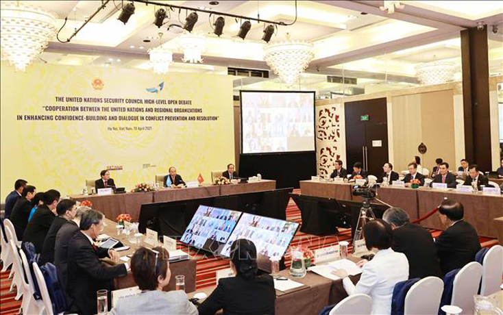 Chủ tịch nước Nguyễn Xuân Phúc chủ trì Phiên thảo luận. Ảnh: Thống Nhất /TTXVN
