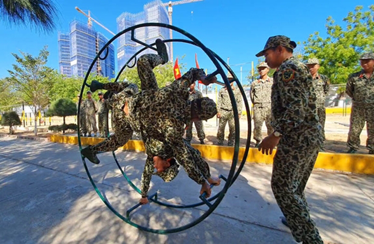 Rèn luyện tiền đình bằng vòng lăn. 
