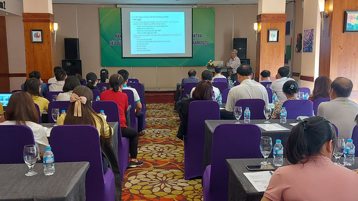 Các học viên được phổ biến các kiến thức cơ bản về sản xuất sạch hơn do PGS.TS Nguyễn Anh Tuấn, giảng viên Khoa thực phẩm- Trường Đại học Nha Trang thực hiện.