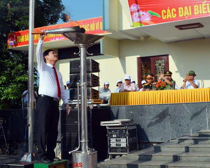 Chủ tịch UBND huyện Bố Trạch thắp đuốc truyền thống khai mạc Đại hội TDTT huyện lần thứ IX.