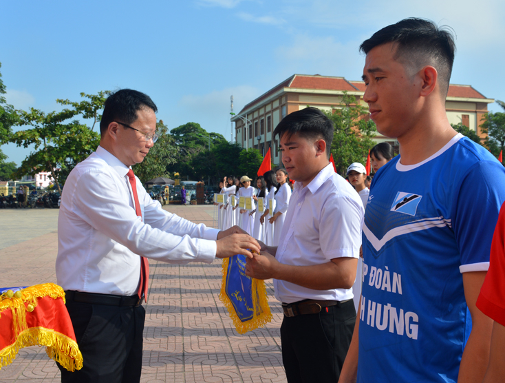 Lãnh đạo huyện Bố Trạch trao cờ lưu niệm cho các đoàn tham gia Đại hội TDTT lần thứ IX, năm 2021-2022.
