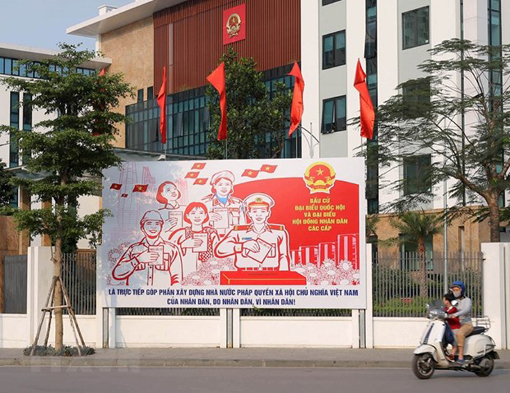 Tranh tuyên truyền, cổ động bầu cử được đặt trước Quận ủy Đống Đa. Ảnh: Hoàng Hiếu/TTXVN