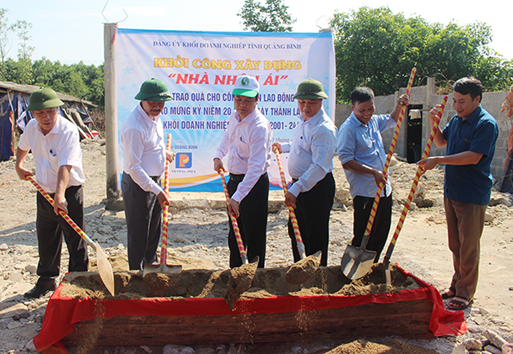 Đại diện lãnh đạo Đảng ủy Khối Doanh nghiệp tỉnh và các đơn vị liên quan tiến hành lễ động thổ khởi công xây nhà cho gia đình anh Trương Văn Duy.