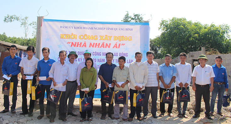  Đại diện lãnh đạo Đảng ủy Khối Doanh nghiệp tỉnh và các đơn vị liên quan trao quà hỗ trợ cho công nhân lao động có hoàn cảnh khó khăn.