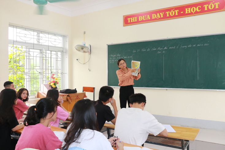 Trường THPT Cửa Lò 2 (Nghệ An) tổ chức ôn tập cho các em học sinh. Ảnh: Bích Huệ/TTXVN