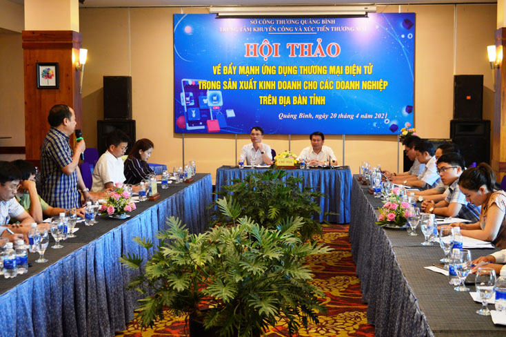 Các đại biểu thảo luận, chia sẻ những kinh nghiệm, vướng mắc về TMĐT từ đó đưa ra các định hướng, giải pháp tháo gỡ khó khăn trong việc ứng dụng TMĐT của các doanh nghiệp.