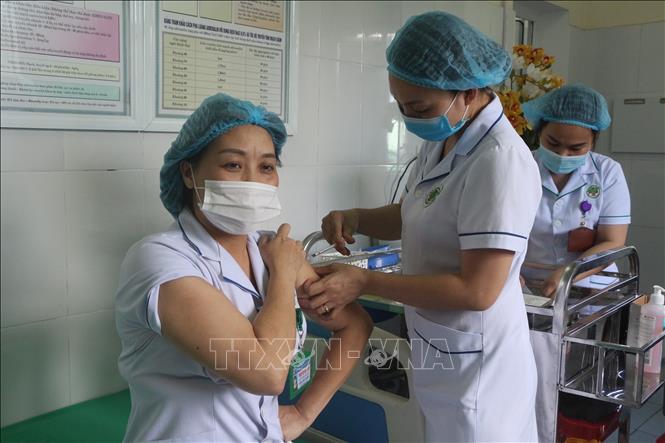  Tiêm vaccine COVID-19 cho cán bộ y tế tuyến đầu. Ảnh: TTXVN