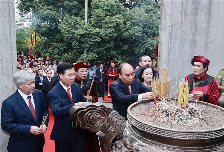 Chủ tịch nước Nguyễn Xuân Phúc và các đồng chí lãnh đạo đảng, Nhà nước dâng hương tại điện Kính Thiên (đền Thượng). Ảnh: Thống Nhất/TTXVN