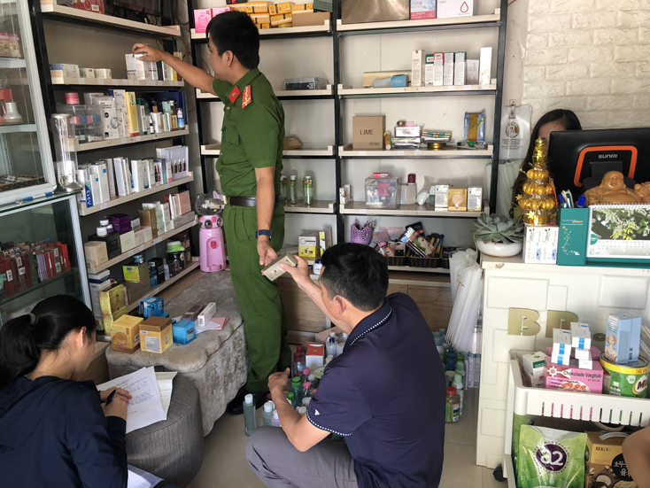 Số hàng mỹ phẩm không rõ nguồn gốc được lực lượng chức năng phát hiện, thu giữ.