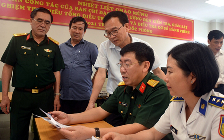 Đoàn trực tiếp kiểm tra, giám sát công tác nghiệm thu phiếu điều tra. 