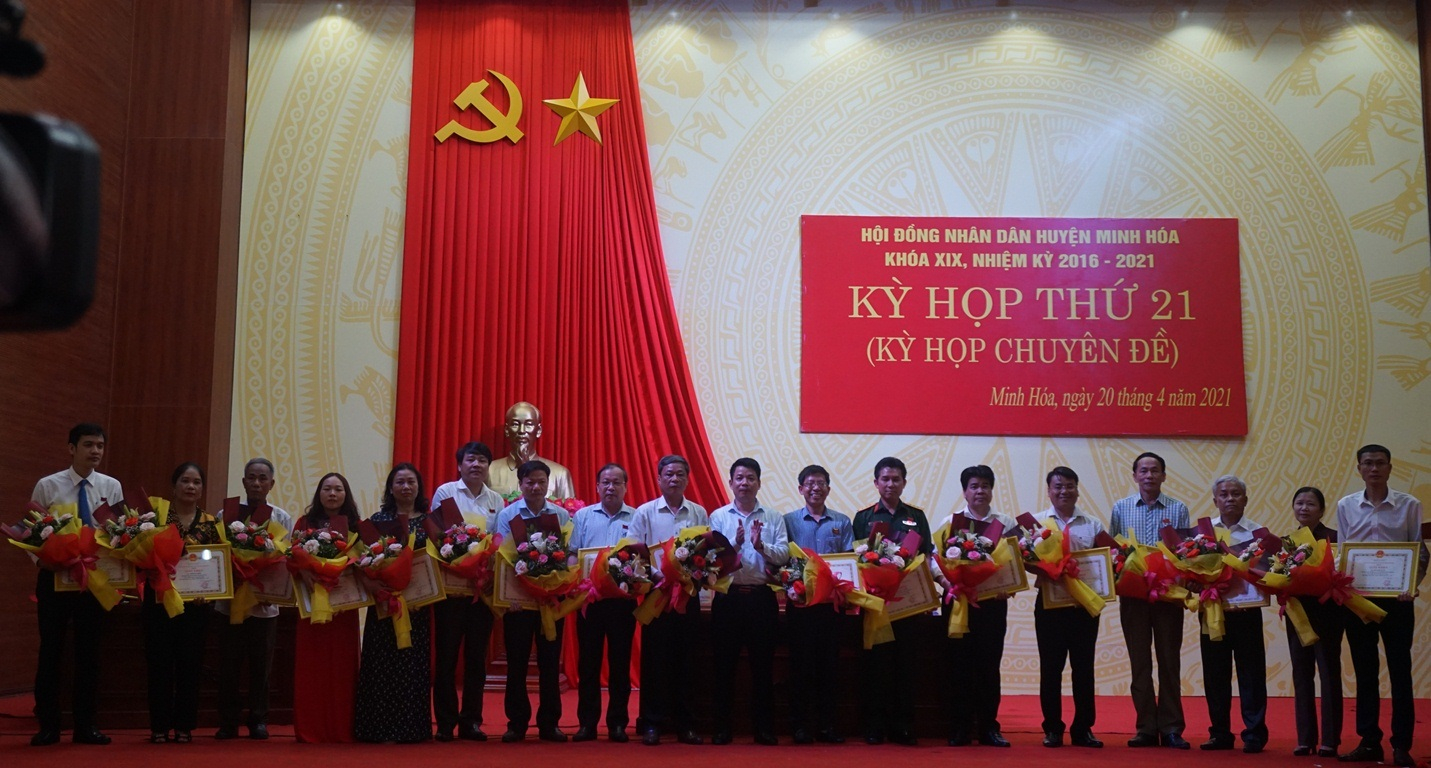 Đồng chí Chủ tịch UBND huyện Minh Hóa trao giấy khen cho các tập thể, cá nhân có thành tích xuất sắc trong hoạt động của HĐND huyện nhiệm kỳ 2016-2021.
