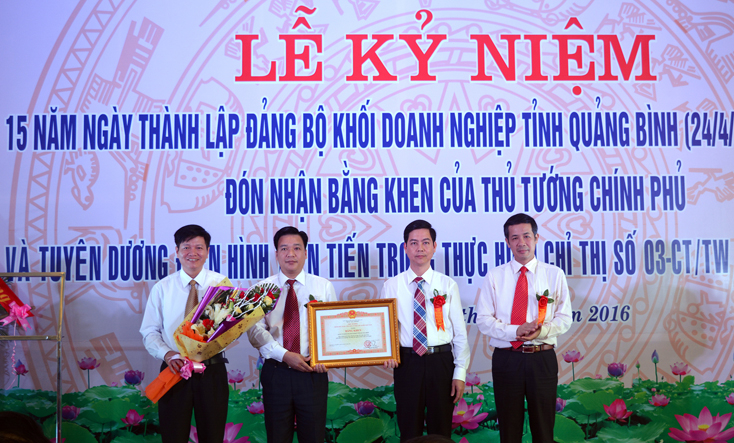 Thừa ủy quyền của Thủ tướng Chính phủ, đồng chí Trần Công Thuật, nguyên Phó Bí thư Tỉnh ủy, Chủ tịch UBND tỉnh tặng bằng khen cho Đảng ủy Khối DN tỉnh (năm 2016). 