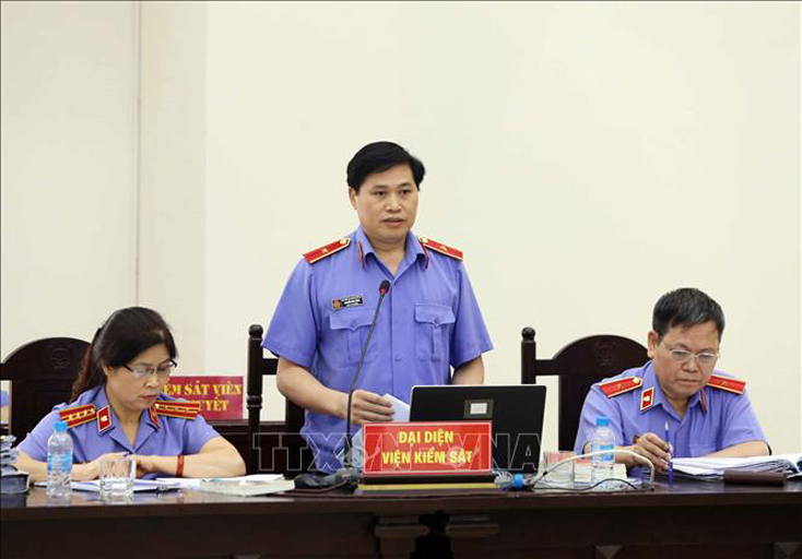 Đại diện Viện Kiểm sát đọc bản cáo trạng các bị cáo tại phiên tòa. Ảnh: Phạm Kiên/TTXVN