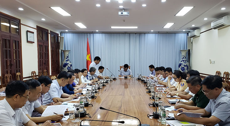 Lãnh đạo Chi cục Chăn nuôi và Thú y báo cáo tình hình phòng, chống dịch bệnh cho động vật trên địa bàn.