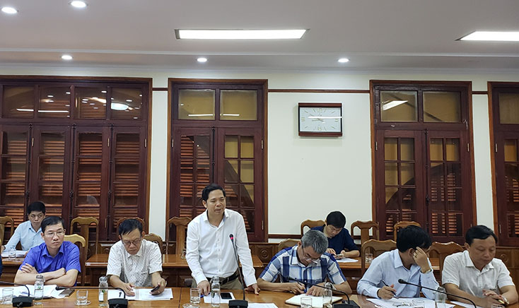 Các đại biểu thảo luận tại buổi cuộc họp.