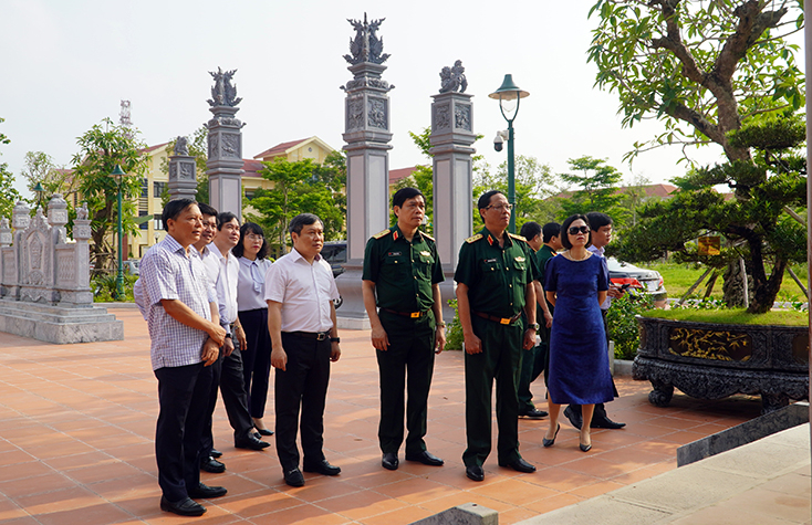 Các đại biểu kiểm tra thực địa tại Đền thờ Bác Hồ và các anh hùng liệt sỹ. 