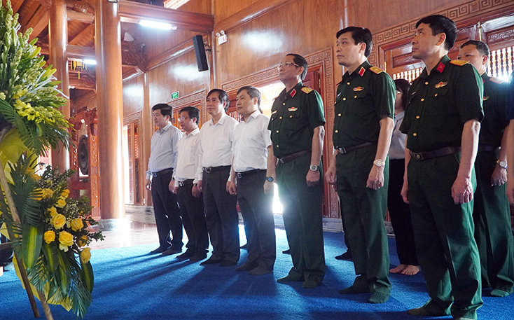Các đại biểu dâng hương tại Đền thờ Bác Hồ và các anh hùng liệt sỹ.