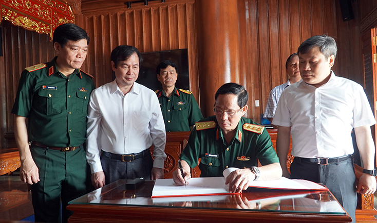 Thượng tướng Trần Quang Phương ghi sổ lưu niệm tại Đền thờ Bác Hồ và các anh hung liệt sỹ.