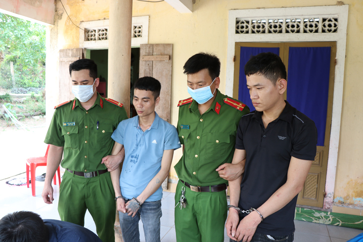 Hai đối tượng Hoàng Tấn Luyến và Bùi Văn Nghĩa khi bị bắt.
