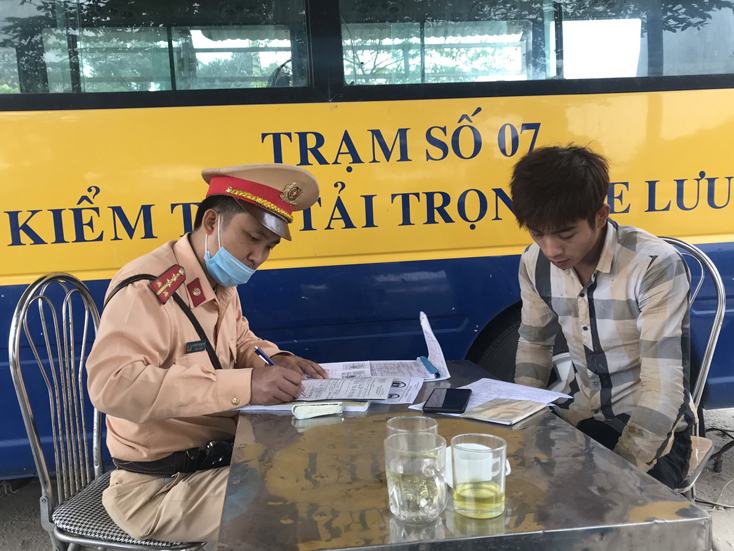 Lực lượng CSGT, Công an tỉnh xử lý vi phạm xe quá khổ, quá tải trên tuyến Quốc lộ 12A.