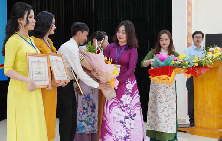 Ban tổ chức trao giải nhất cho các giáo viên.