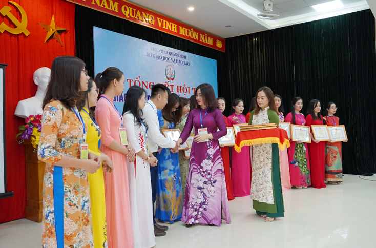 Ban tổ chức trao giải ba cho các giáo viên.