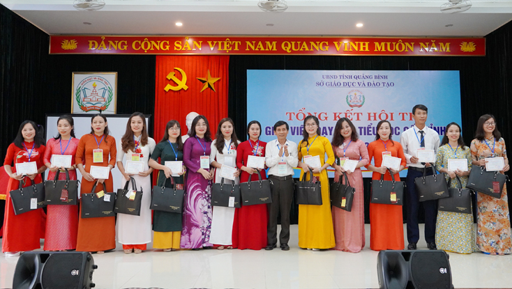 Ban tổ chức trao giấy chứng nhận giáo viên dạy giỏi tiểu học cấp tỉnh năm học 2020 – 2021 cho các giáo viên tham gia hội thi.