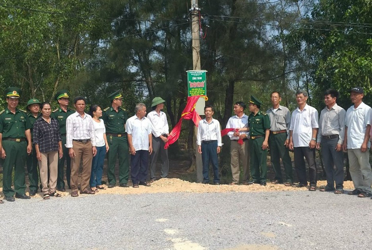 Các đại biểu tham gia lễ bàn giao công trình “Ánh sáng vùng biên” tại thôn Thượng Nam