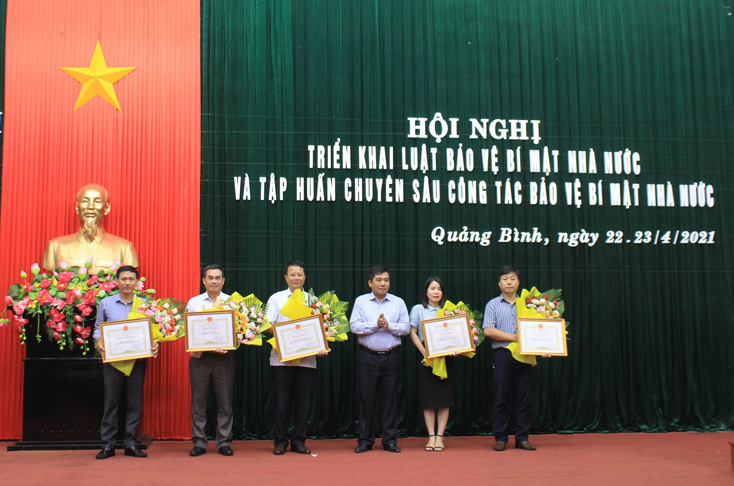 Đồng chí Đoàn Ngọc Lâm, Ủy viên Ban Thường vụ Tỉnh ủy, Phó Chủ tịch Thường trực UBND tỉnh trao bằng khen của UBND tỉnh cho các tập thể và cá nhân có thành tích xuất sắc trong thực hiện Pháp lệnh BVBMNN năm 2000
