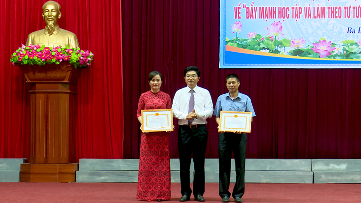 Thị ủy Ba Đồn khen thưởng 2 tập thể có thành tích xuất sắc trong thực hiện Chỉ thị 05 CTTW của Bộ chính trị, giai đoạn 2016-2020.  4. UBND thị xã khen thưởng 14 tập thể, 14 cá nhân có thành tích xuất sắc trong thực hiện Chỉ thị 05 CTTW của Bộ chính trị, giai đoạn 2016-2020.