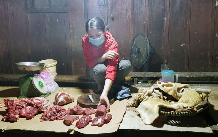 Người dân ngại sử dụng thịt bò khiến hoạt động mua bán loại thực phẩm này tại chợ Ba Đồn (TX. Ba Đồn) giảm mạnh.