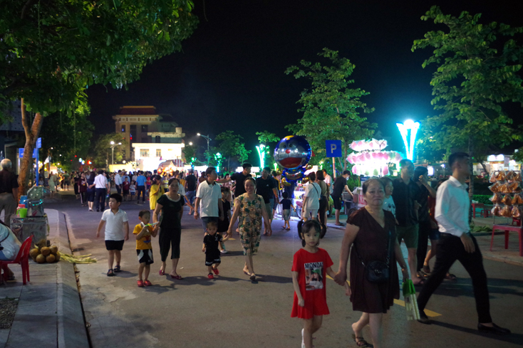 Phố đi bộ trong đêm khai trương thu hút đông đảo ngư dân và du khách tham quan