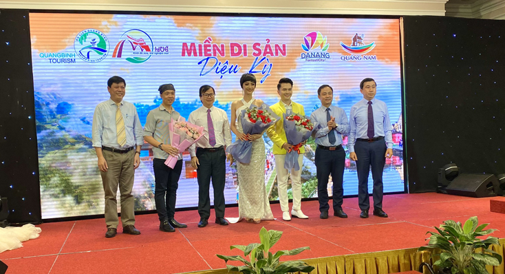 Đại diện lãnh đạo Sở Du lịch và Sở Văn hóa, Thể thao và Du lịch các địa phương tặng hoa cho các KOLs.