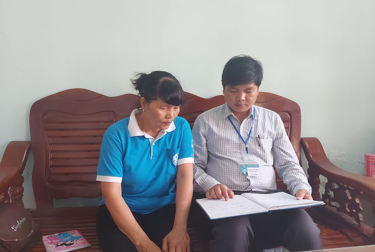  Hình đính kèm bài ... - Hoa Thủy 1: Ông Nguyễn Thế Thắng, Phó Chủ tịch UBND xã Hoa Thủy và bà Bùi Thị Loan, đại lý thu BHXH bàn kế hoạch phát triển đội tượng tham gia BHXH tự nguyện trong thời gian tới. 