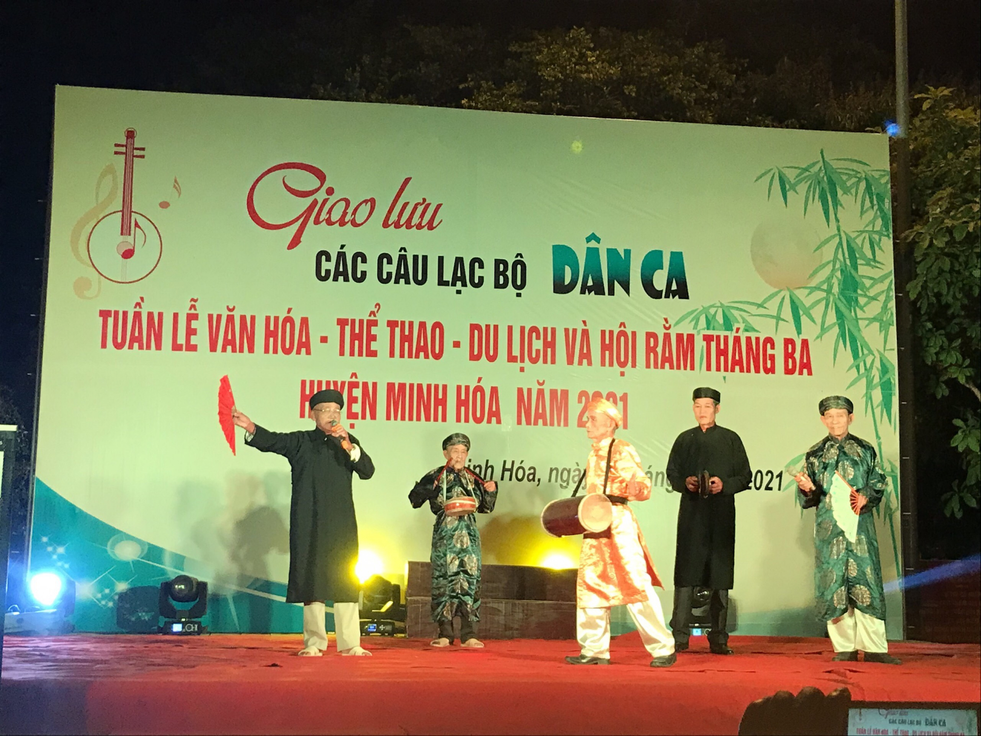 Trình diễn điệu hát sắc bùa trong đêm giao lưu.
