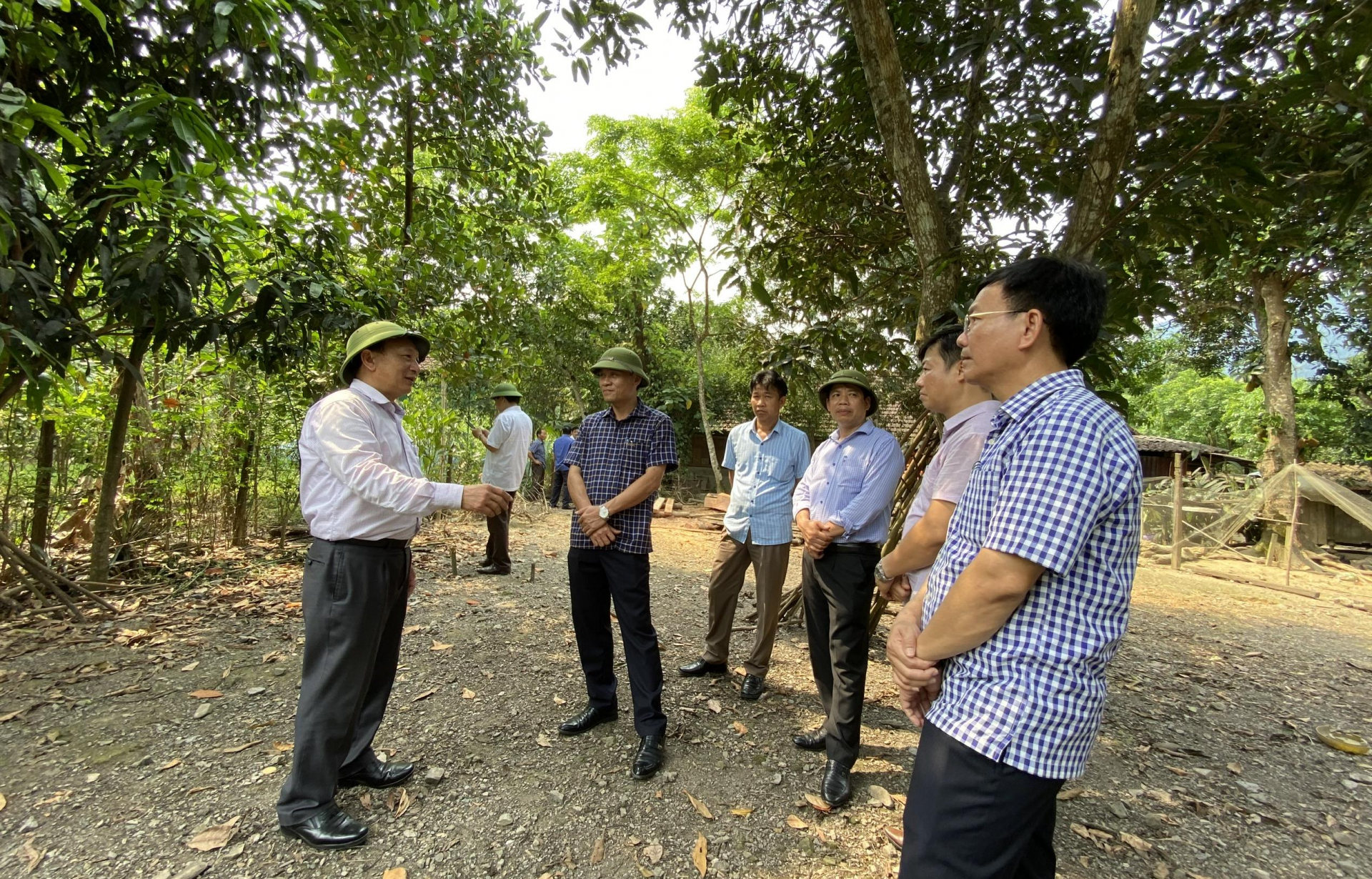 Đồng chí Đồng chí Phó Bí thư Thường trực Tỉnh ủy Trần Hải Châu trao đổi với lãnh đạo huyện Minh Hóa về việc sớm kêu gọi đầu tư, bảo tồn và phát huy tốt giá trị của di tích lịch sử Căn cứ kháng chiến của vua Hàm Nghi tại Minh Hóa.