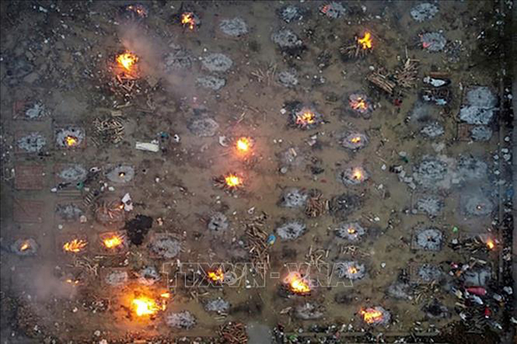 Hỏa táng thi thể bệnh nhân COVID-19 tại đài hóa thân ở New Delhi, Ấn Độ ngày 22/4/2021. Ảnh: REUTERS/TTXVN