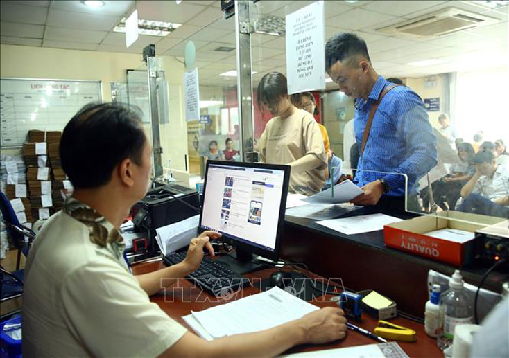 Làm thủ tục thành lập doanh nghiệp tại Phòng Đăng ký kinh doanh (Sở Kế hoạch và Đầu tư Hà Nội). Ảnh: Danh Lam/TTXVN