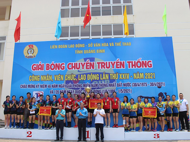 Ban tổ chức trao giải nhất, nhì, ba cho các đội bóng chuyền nữ.