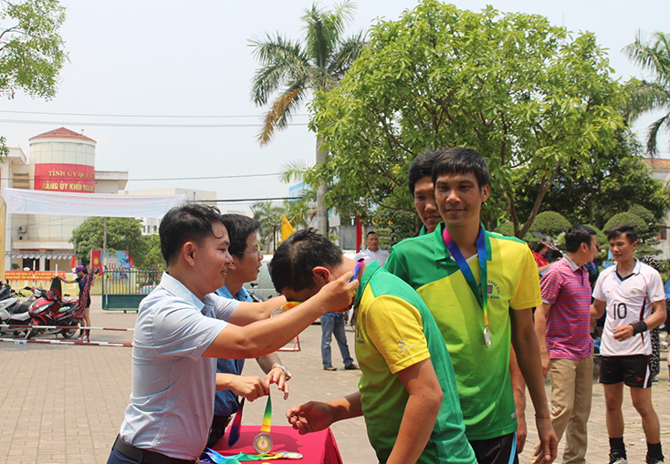  Ban tổ chức trao huy chương cho các cầu thủ đạt giải.