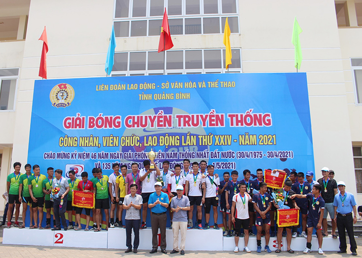 Ban tổ chức trao giải nhất, nhì, ba cho các đội bóng chuyền nam.