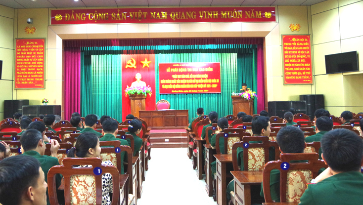 Quang cảnh Lễ phát động Đại tá Lê Văn Vỹ, Ủy viên Ban Thường vụ Tỉnh ủy, Chỉ huy trưởng Bộ CHQS tỉnh ký chứng giám giao ước thi đua.