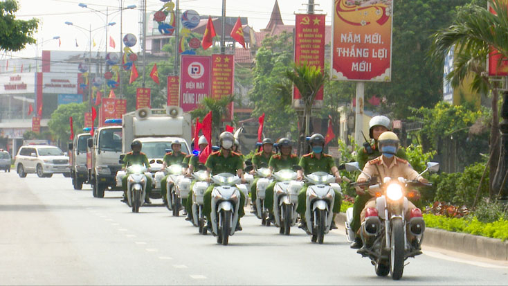 Công an các đơn vị, địa phương triển khai ra quân tấn công trấn áp tội phạm.