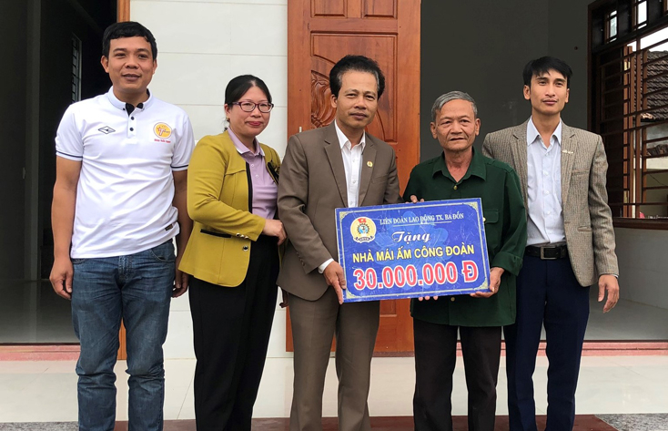  Lãnh đạo LĐLĐ thị xã Ba Đồn trao nhà Mái ấm CĐ cho đoàn viên, NLĐ trên địa bàn thị xã.