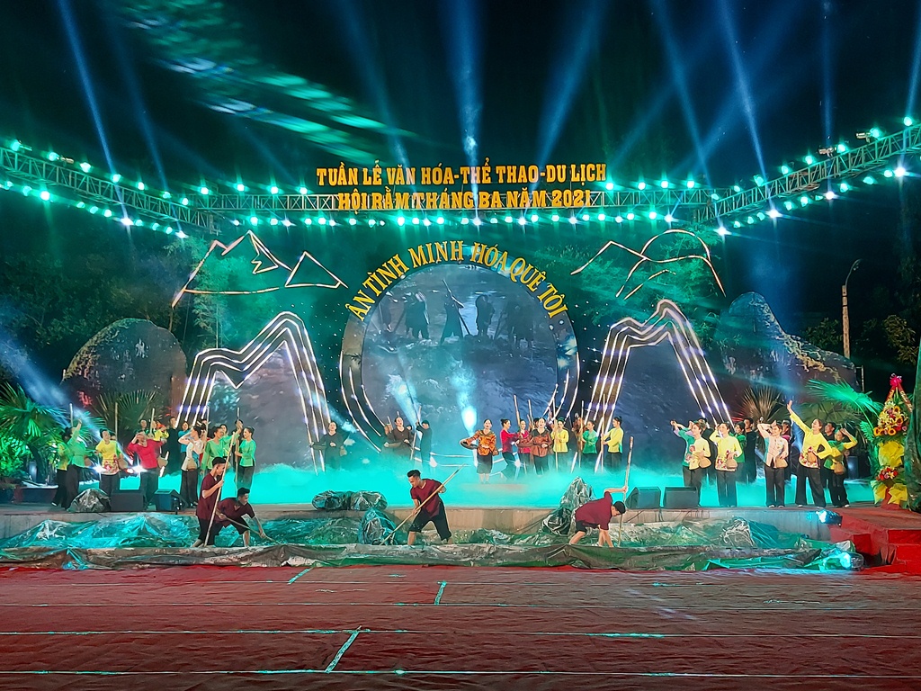 Tiết mục văn nghệ trình diễn điệu hò thuốc cá.
