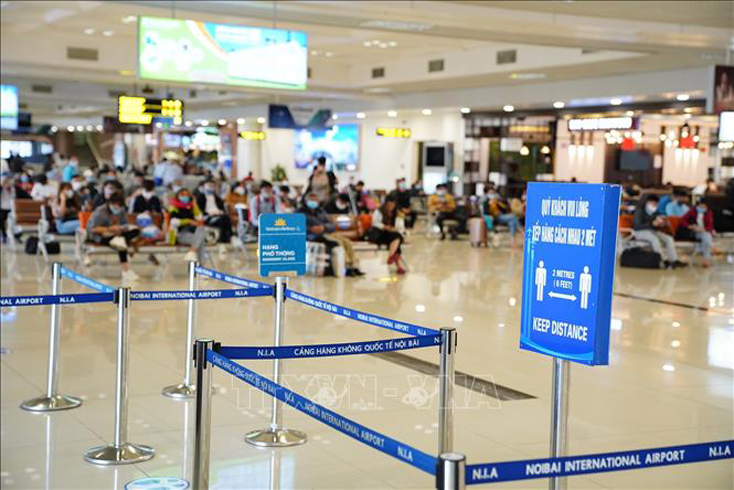 Thiết lập nhiều vòng kiểm soát, phòng chống dịch tại Nội Bài. Ảnh: TTXVN.
