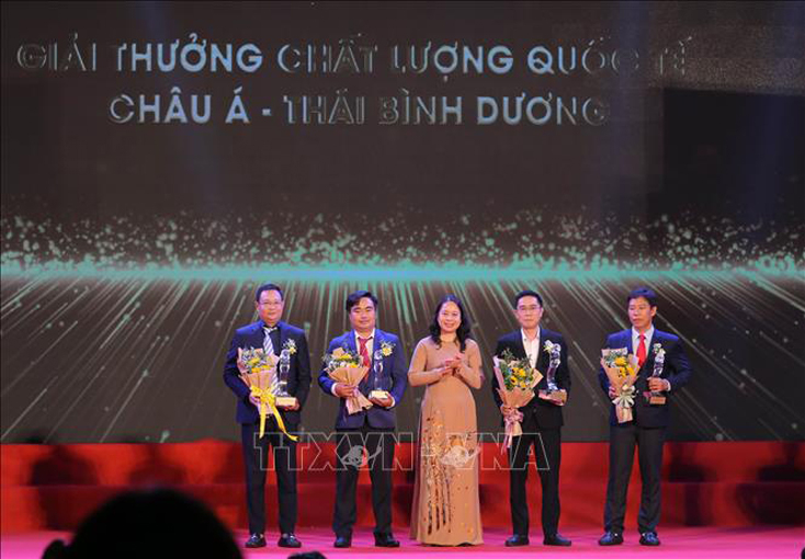 Ủy viên Trung ương Đảng, Phó Chủ tịch nước Võ Thị Ánh Xuân trao giải thưởng Chất lượng Quốc tế châu Á - Thái Bình Dương cho 04 doanh nghiệp. Ảnh: Hoàng Hiếu/TTXVN